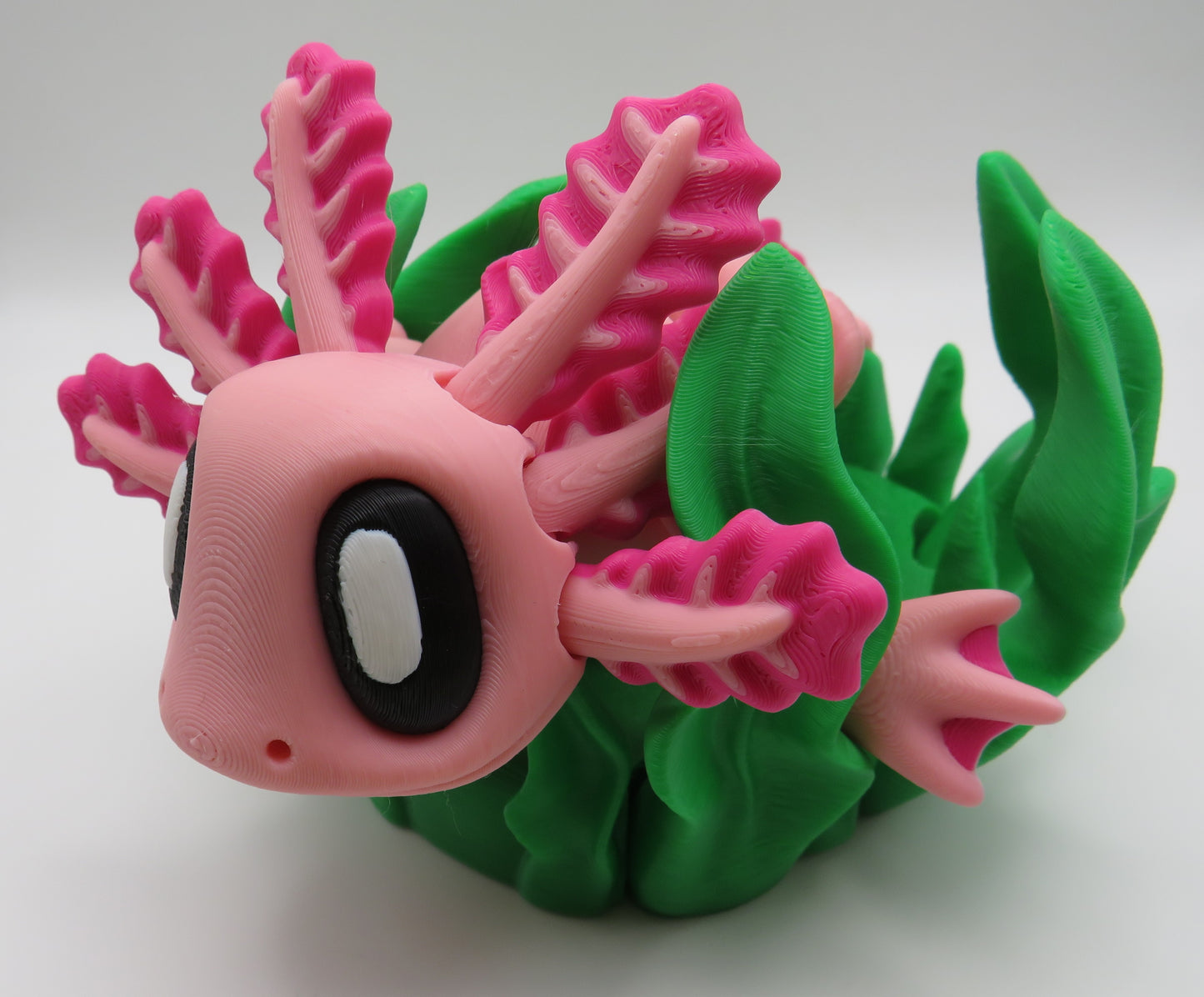 Magnetic Axolotl w/ Seaweed Hideout